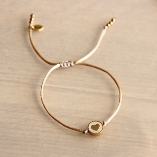 FW118 - Armband van zijdedraad met hartjeskraal - champagne / goudkleur