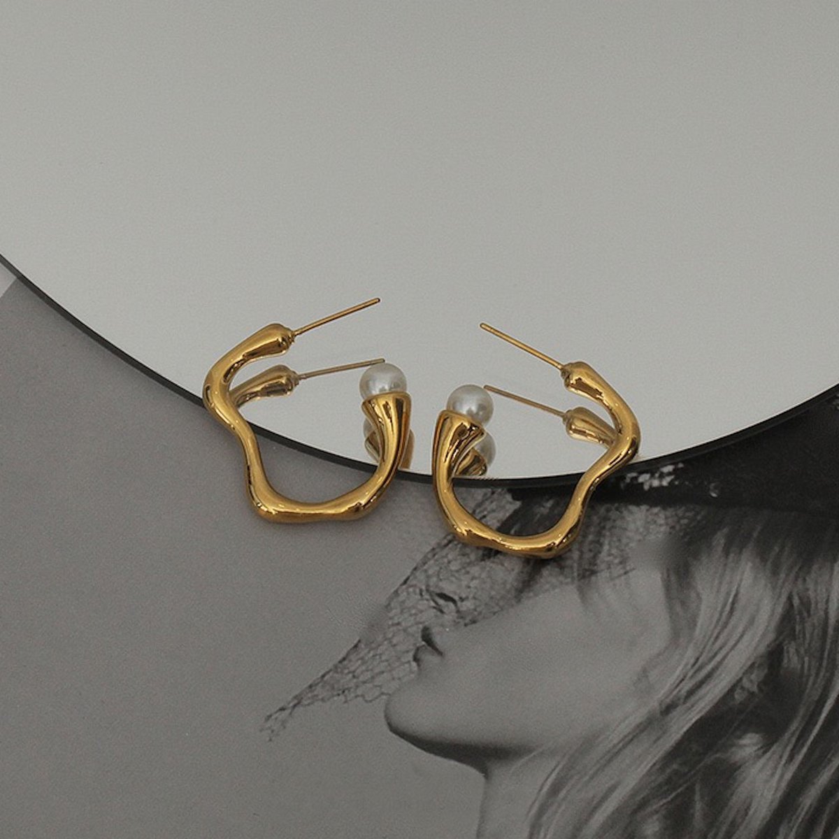Moderne Vintage gouden golvende lijn oorring met parel