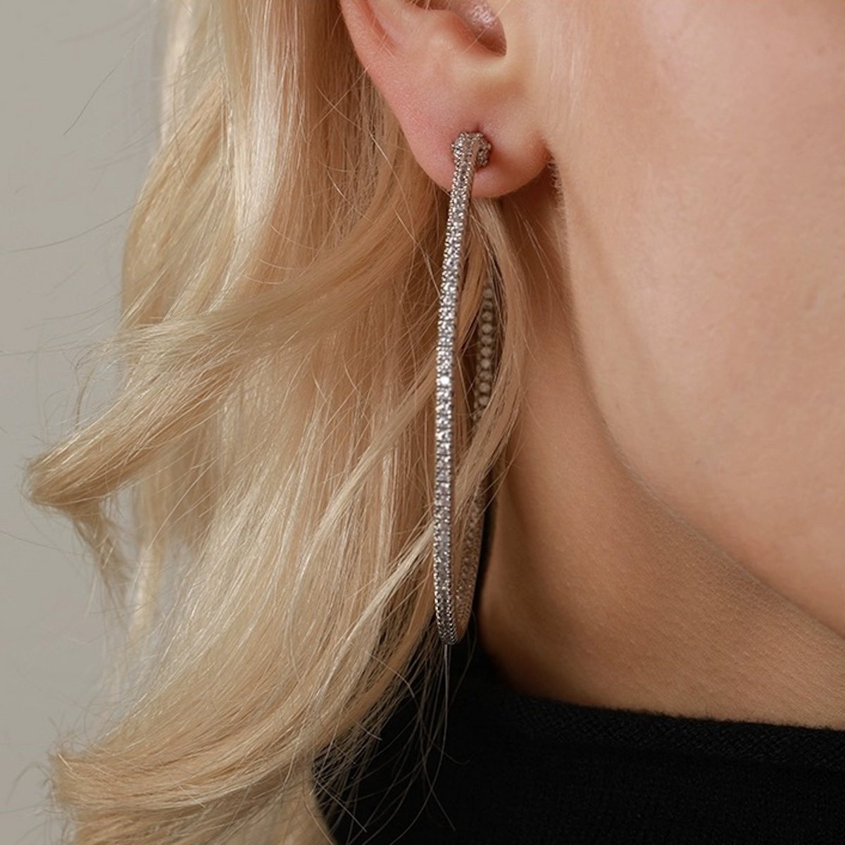 Sprankelende oversized hoepeloorbellen - 360 graden glamour