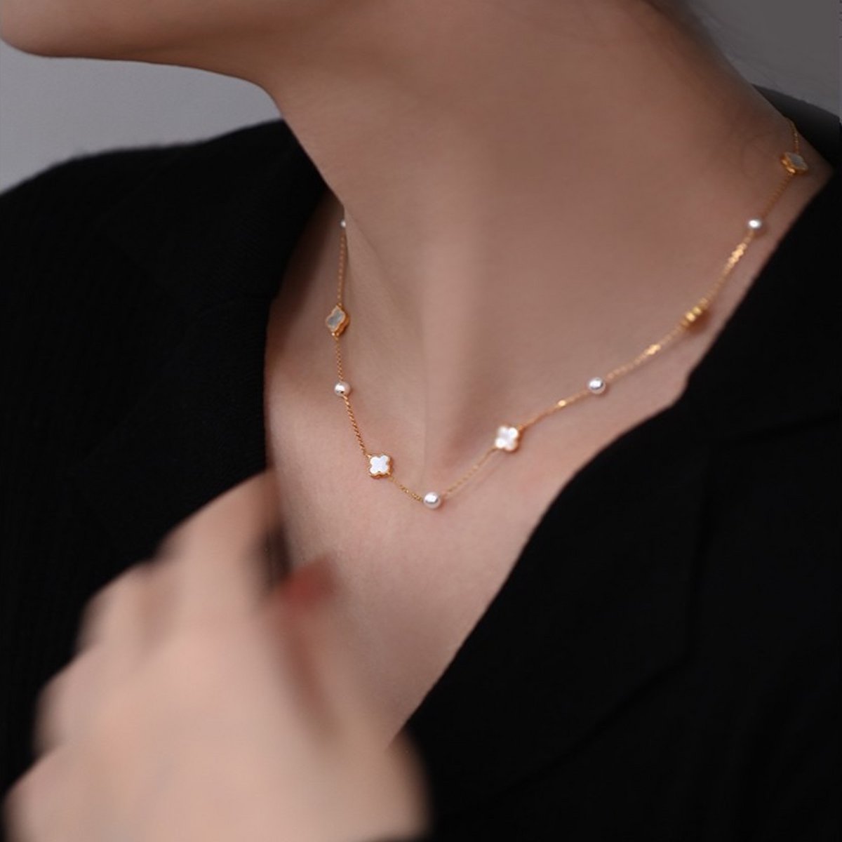 Elegante trébol de la suerte "Madre Perla" y perlas naturales de agua dulce.