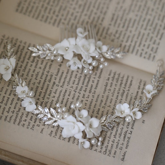 Handgemaakte keramische witte bloemen bruidshaarspeld+hoofdband met zilveren bladeren