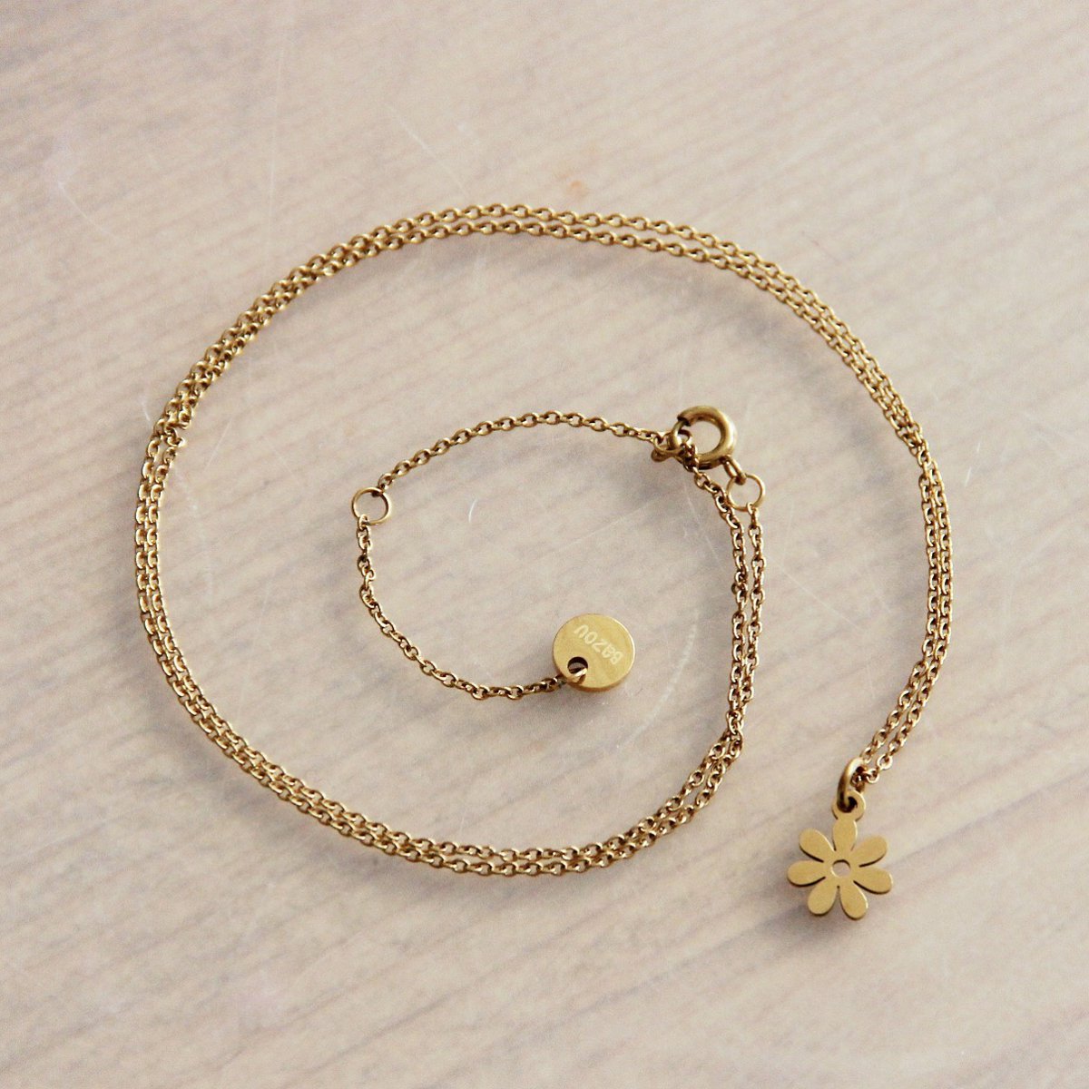 Collar Fino de Acero con Mini Flor - Oro