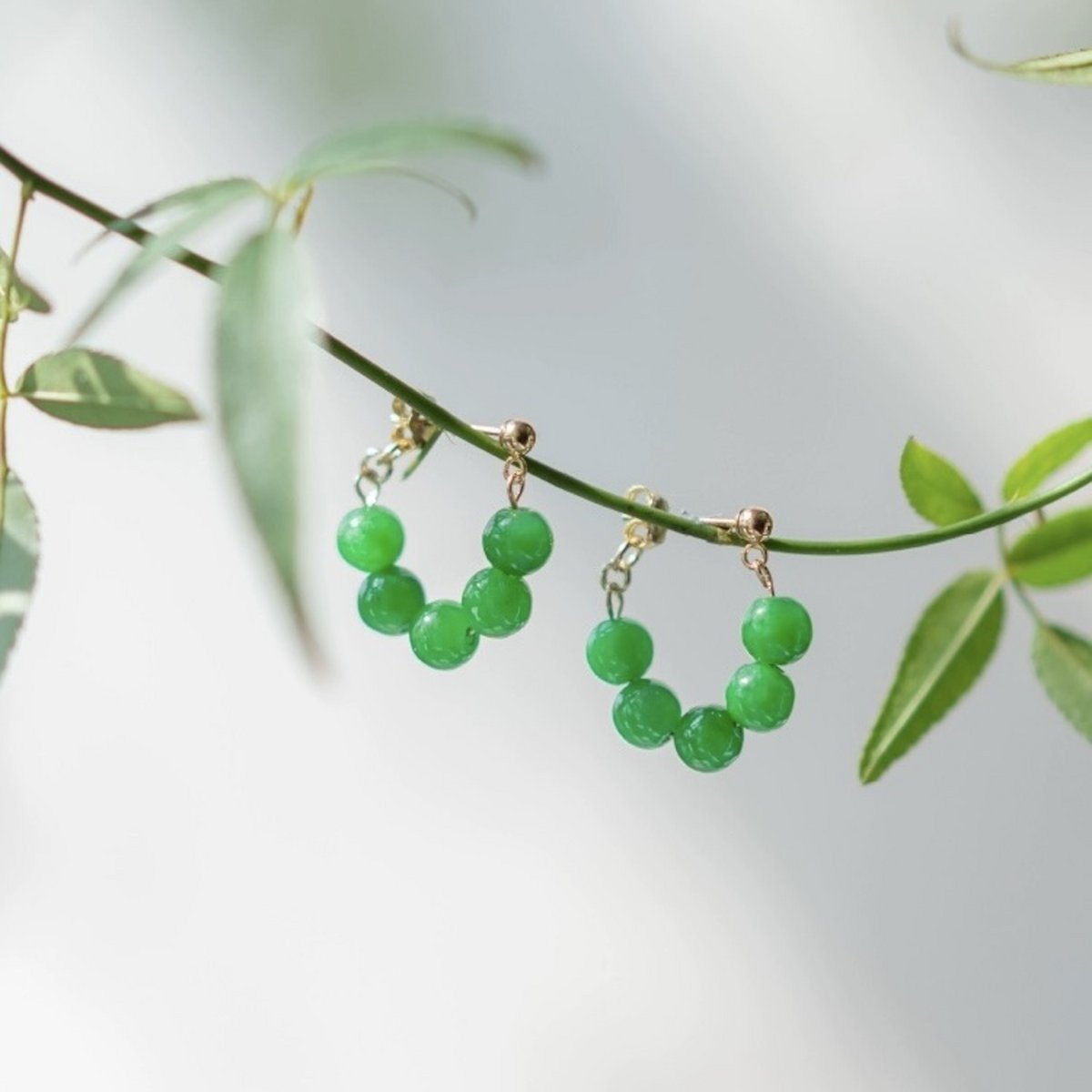 Schattige jade kralen kleine bloem hoepeloorbellen - goud vermeil