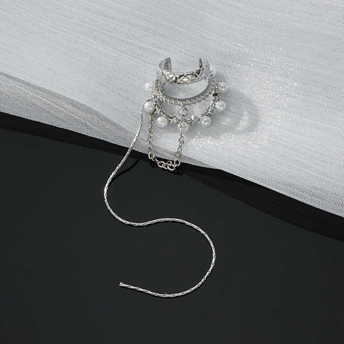 Vrouwelijke Oormanchet met elegante lijn samenspel met ketting/parels - Goud of zilver