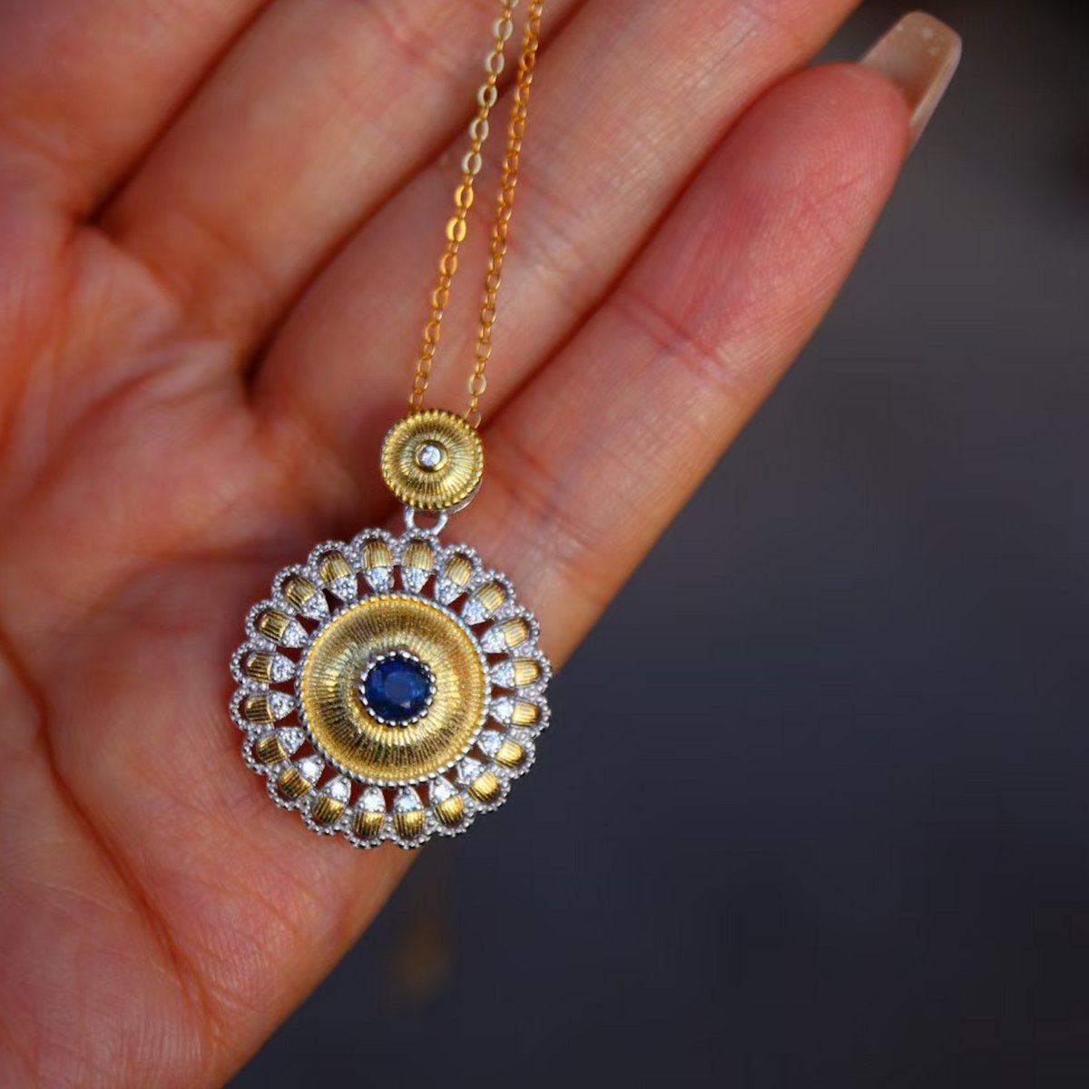 Collar de piedras preciosas de zafiro azul profundo de oro mágico - Oro