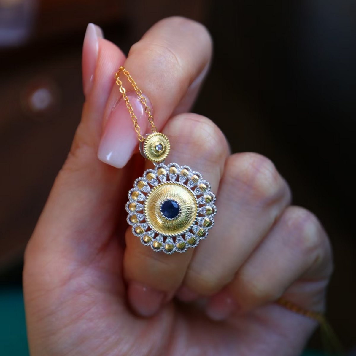 Collar de piedras preciosas de zafiro azul profundo de oro mágico - Oro