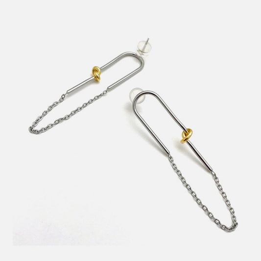 Pendientes de plata con botón dorado.