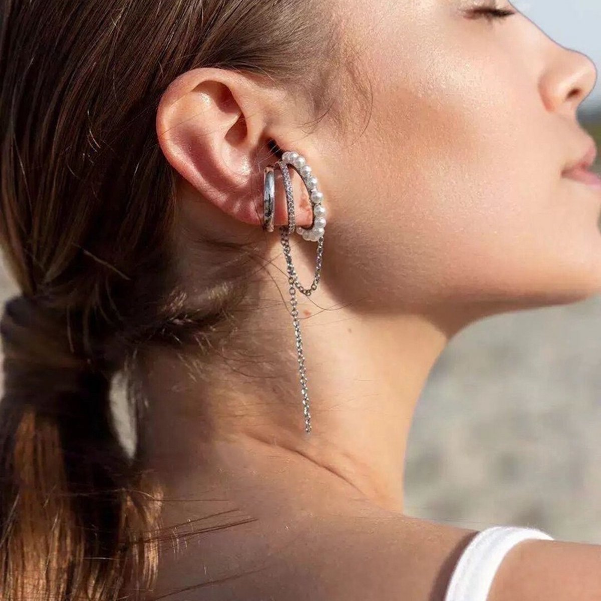 Vrouwelijke Oormanchet met elegante lijn samenspel met ketting/parels - Goud of zilver