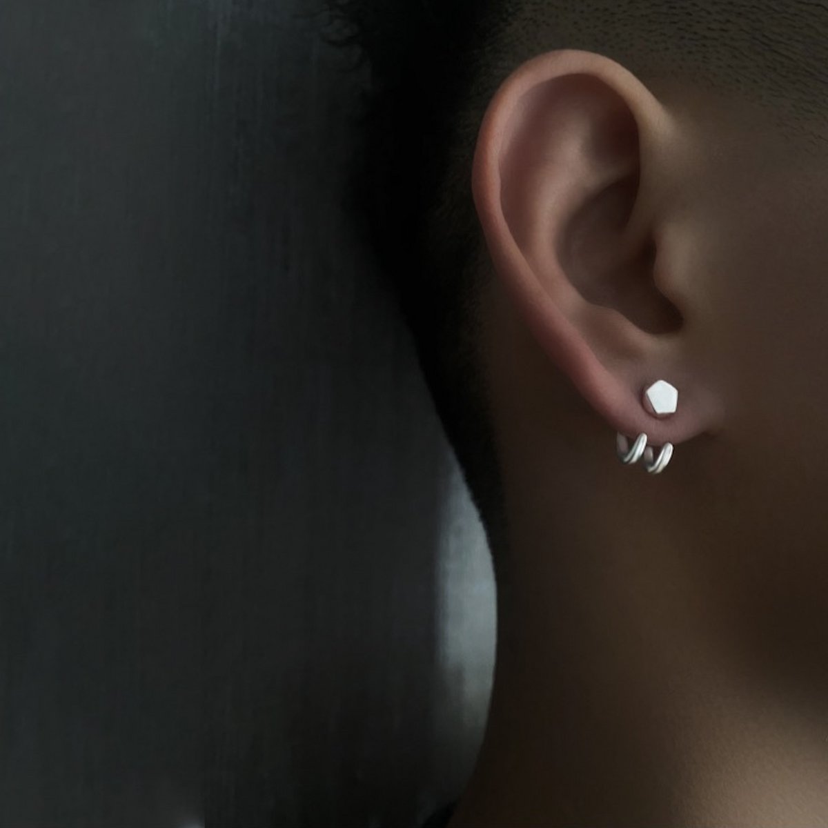 Uniek design oorstekers met dikke haakjes, zwart en zilver