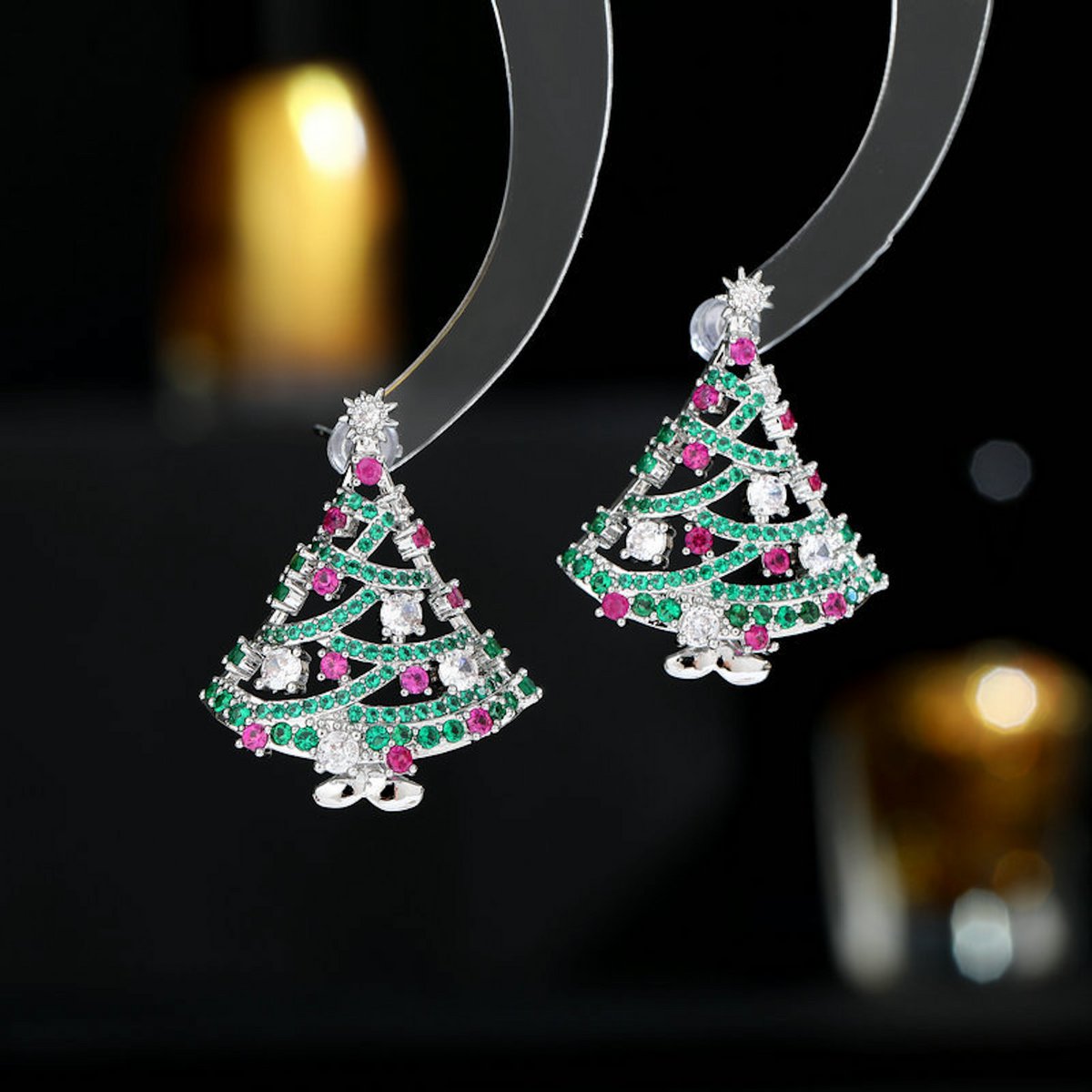 Pendientes brillantes del árbol de Navidad
