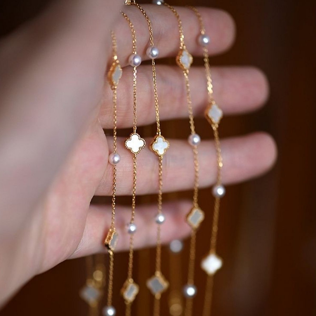 Elegante trébol de la suerte "Madre Perla" y perlas naturales de agua dulce.