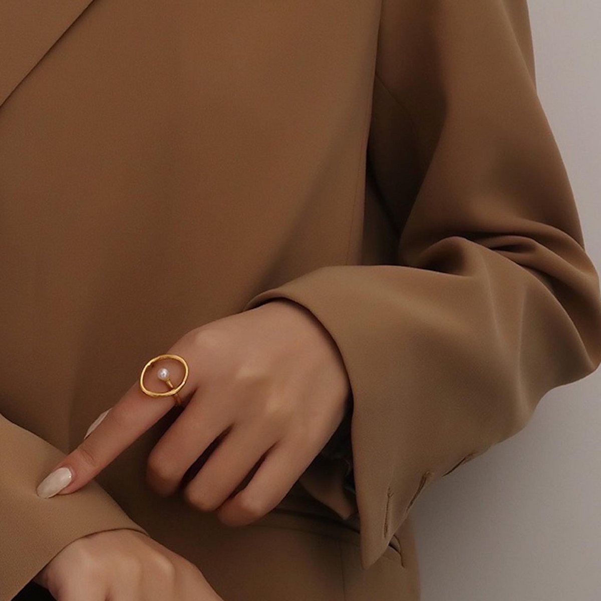 Minimalistische eenvoud ovale lijnring met zoetwaterparel - goud vermeil
