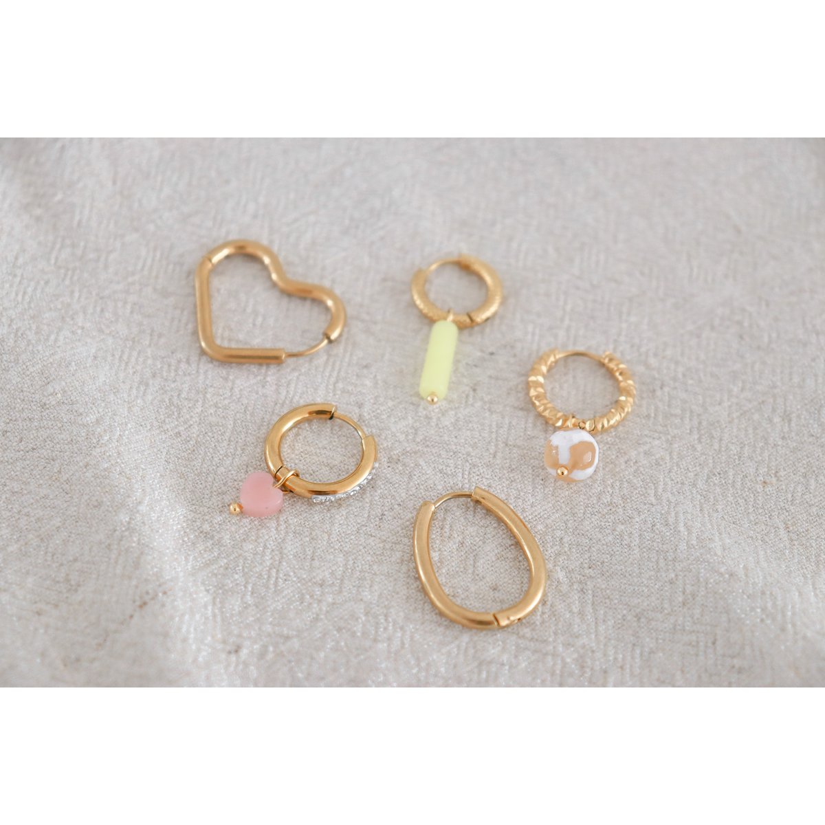 Betoverende Roze Opal Hart & Diamant Oorbellen - Goud