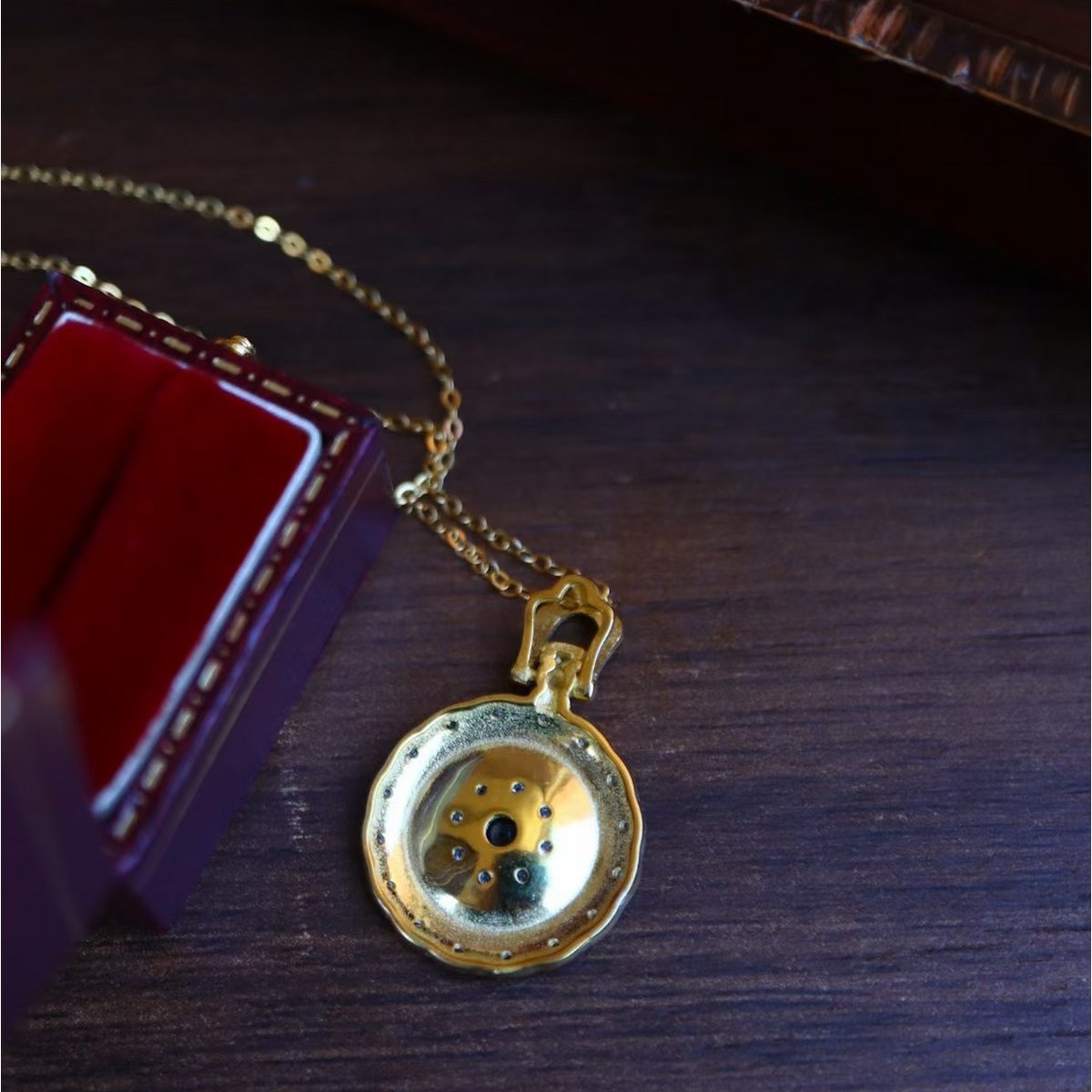 Collar de piedras preciosas de zafiro azul profundo de oro mágico - Oro