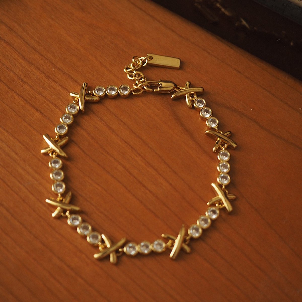 Vintage stijl kruislijnen sprankelende armband