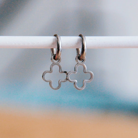 Pendientes de acero inoxidable con trébol abierto - plata