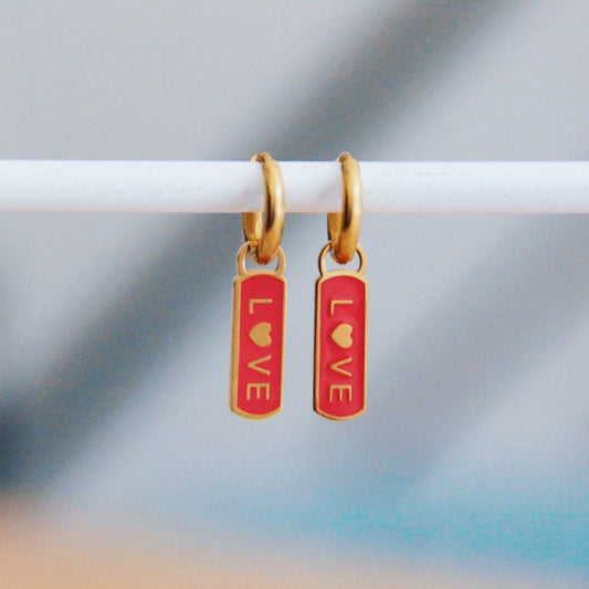 Pendientes de acero con etiqueta LOVE - rojo/oro