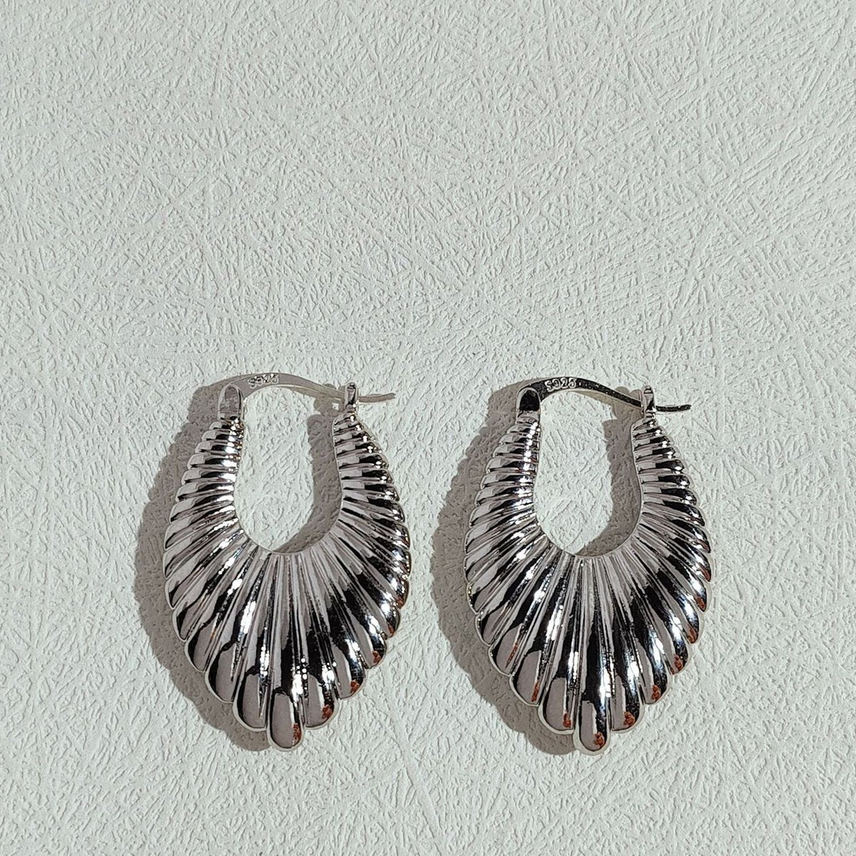Minimalisme, vloeiend ontwerp, oorringen met geometrisch patroon - goud en zilver