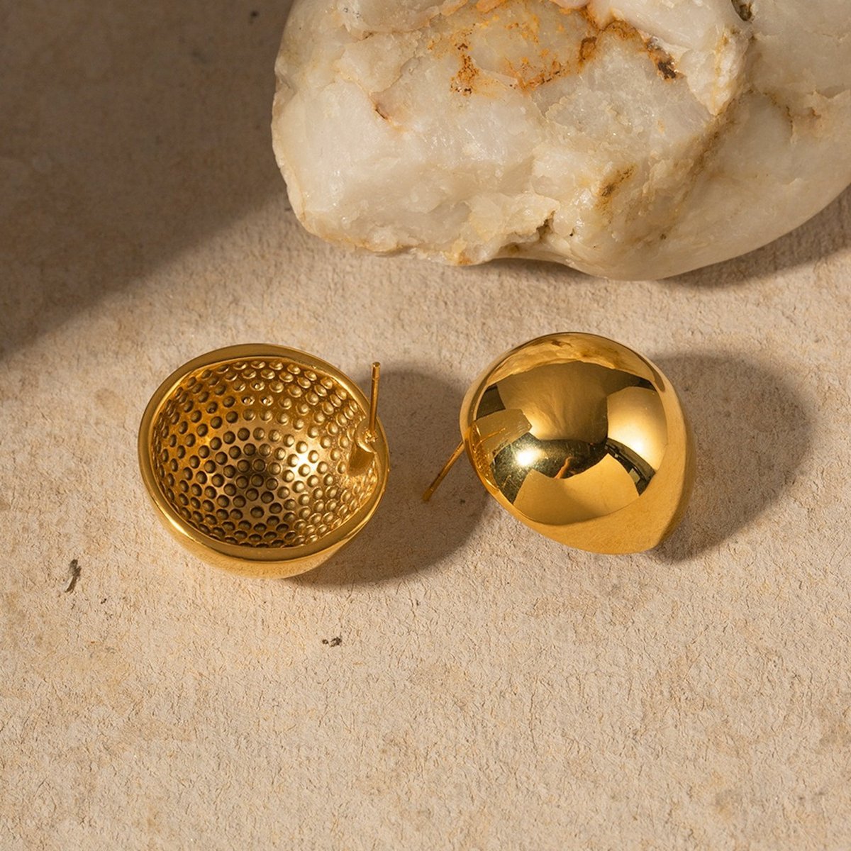 Klassieke Moderne Halfronde Bol Oorbel - Goud