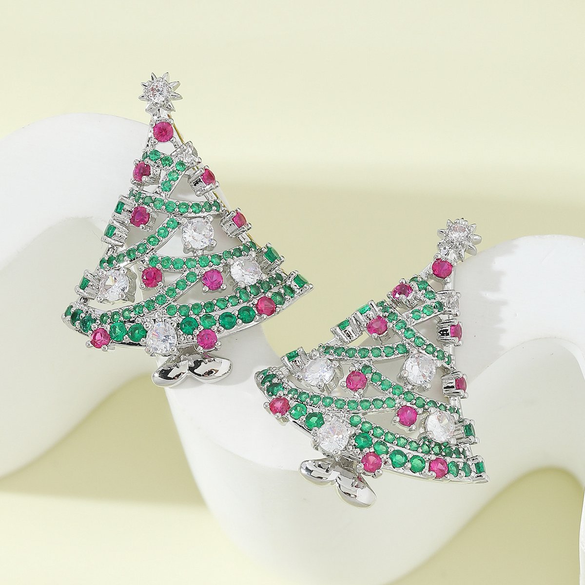 Pendientes brillantes del árbol de Navidad