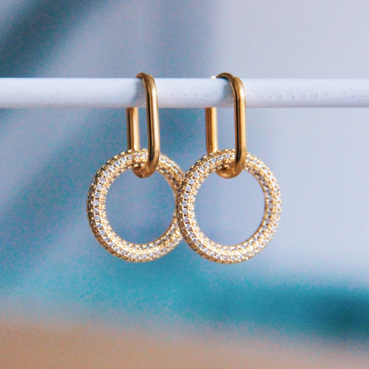 Ovale Oorbel met Rond Kristallen Hanger - Goud