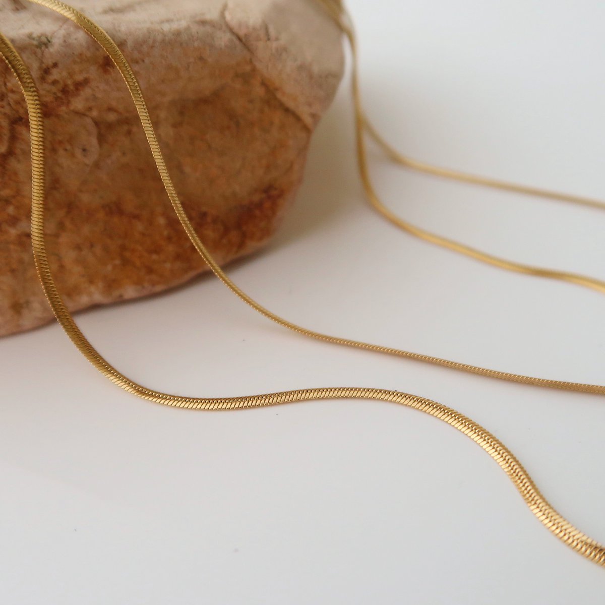 Versión delgada: collar clásico de cadena de hueso serpentina chapado en oro - plano - 1,2 mm de ancho
