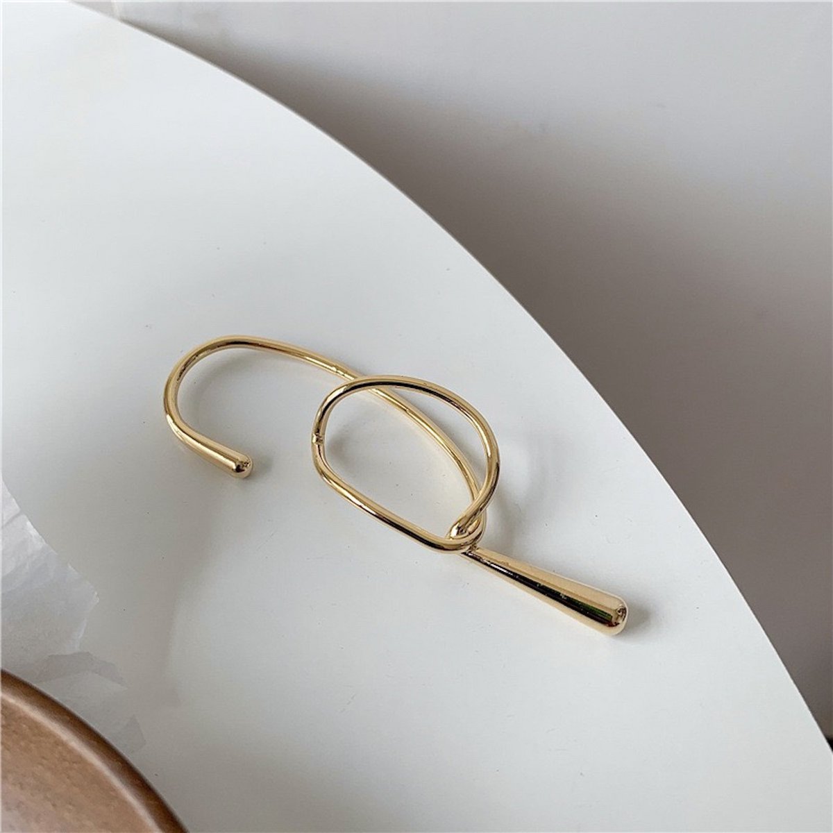 Diseño único Ear cuff en una sola pieza.
