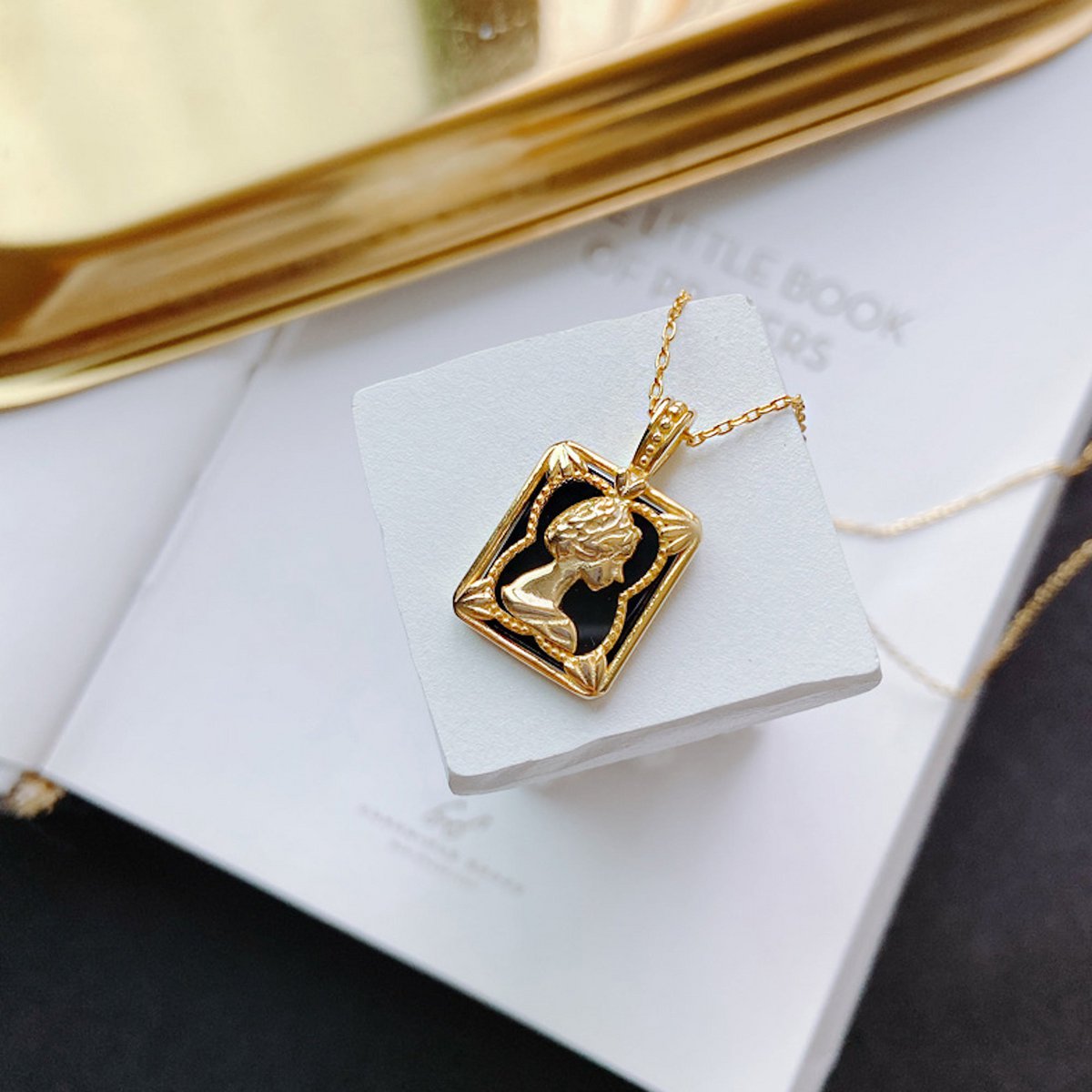 Vintage geïnspireerde gouden vermeil koningin portret hanger ketting