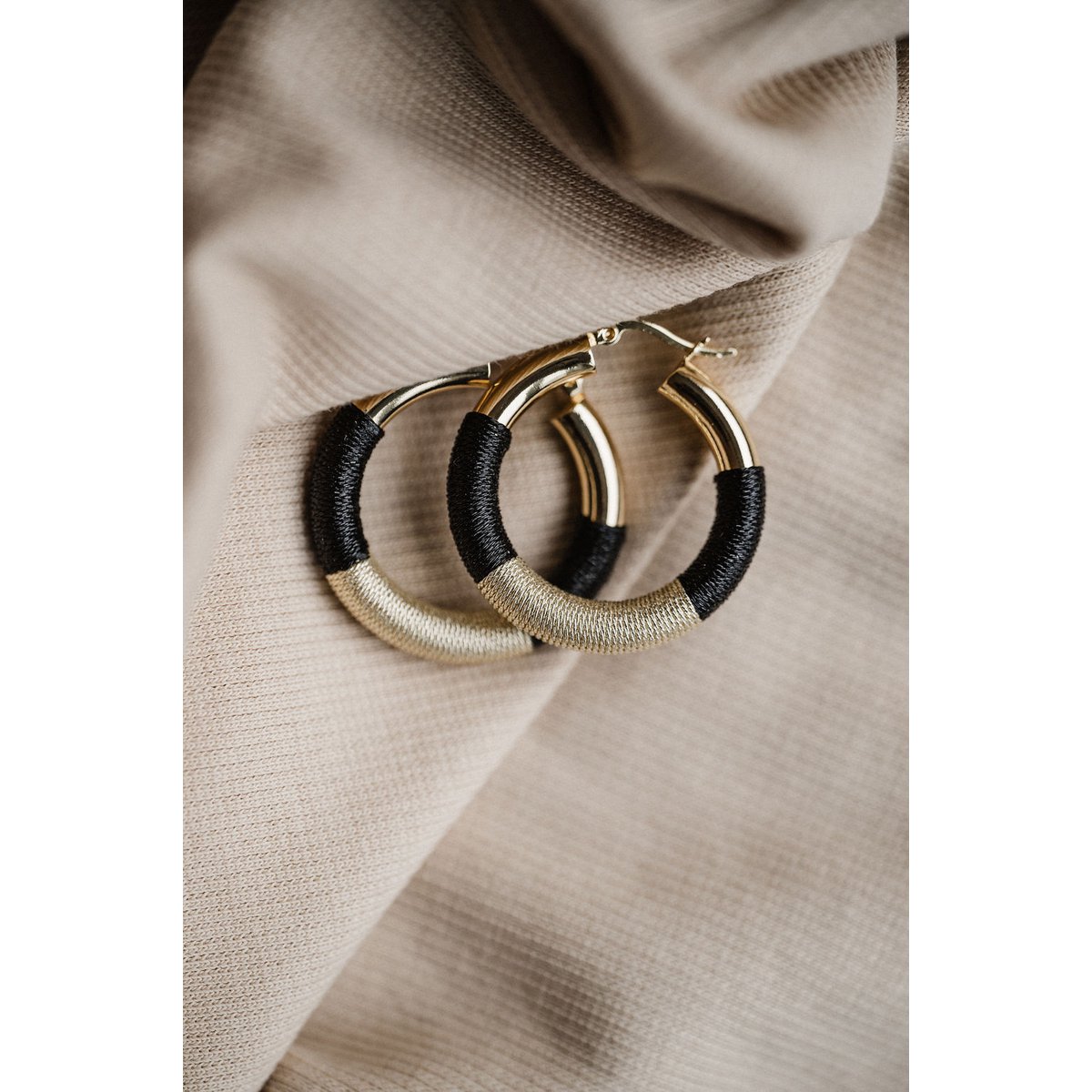 Pendientes de lujo Nya en oro negro: sofisticación atemporal