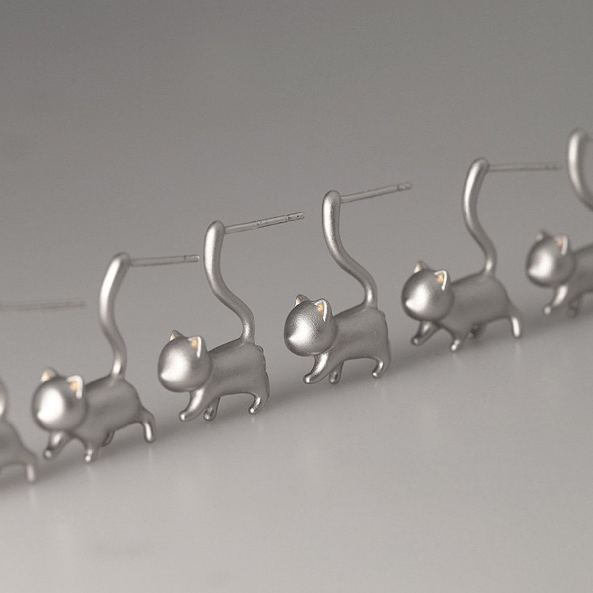 Uniek ontwerp schattig kattenontwerp speelse oorstekers - zilver en zwart