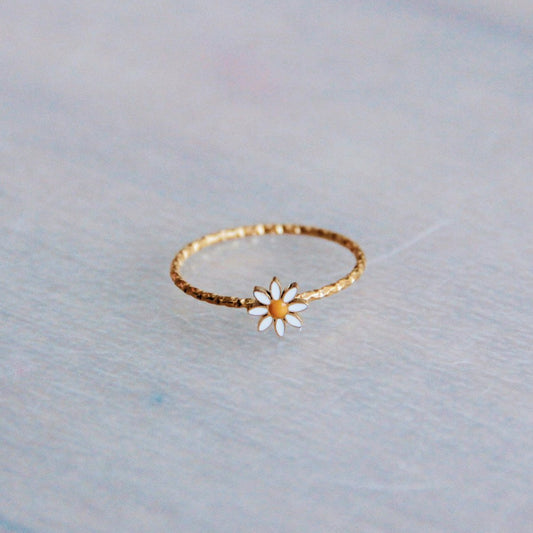 RVS gedraaide ring met mini madeliefje bloem - goud