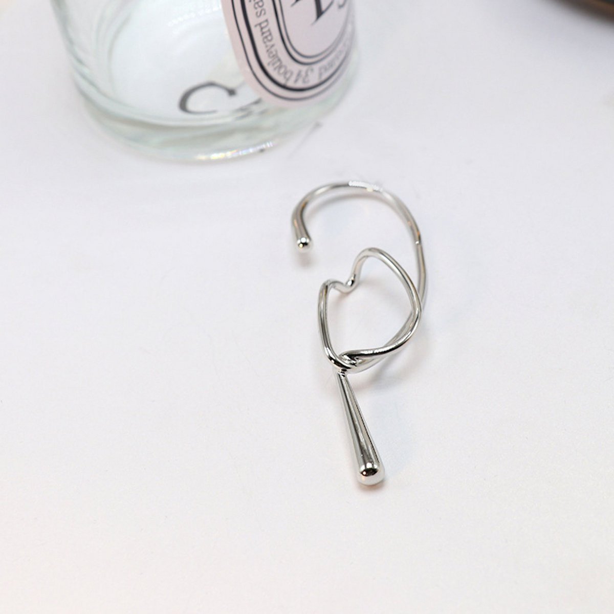 Diseño único Ear cuff en una sola pieza.