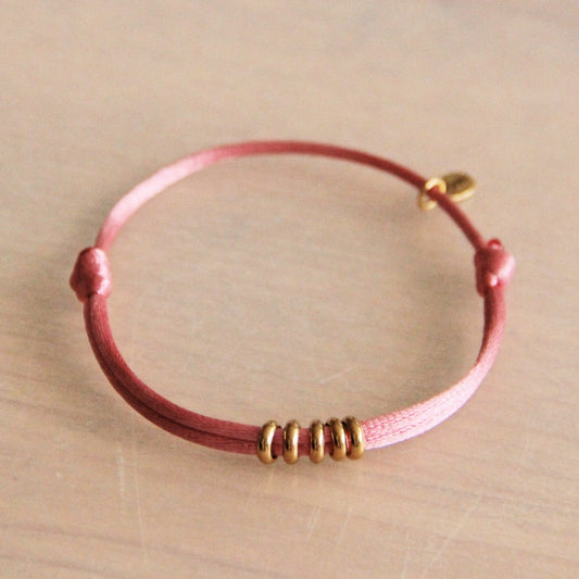 Satijnen armband met ringen - magenta/goud