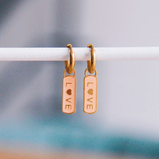 Pendientes de acero con etiqueta LOVE - nude/oro