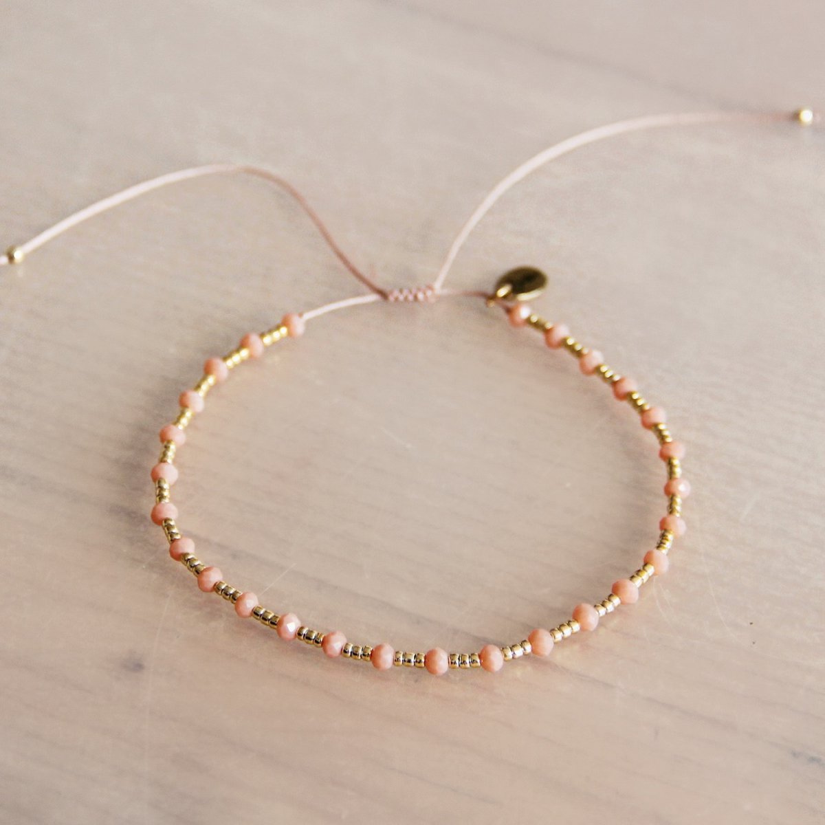 Subtiele Armband met vergulde Kralen – Perzik