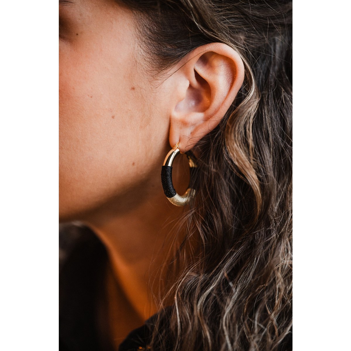 Pendientes de lujo Nya en oro negro: sofisticación atemporal