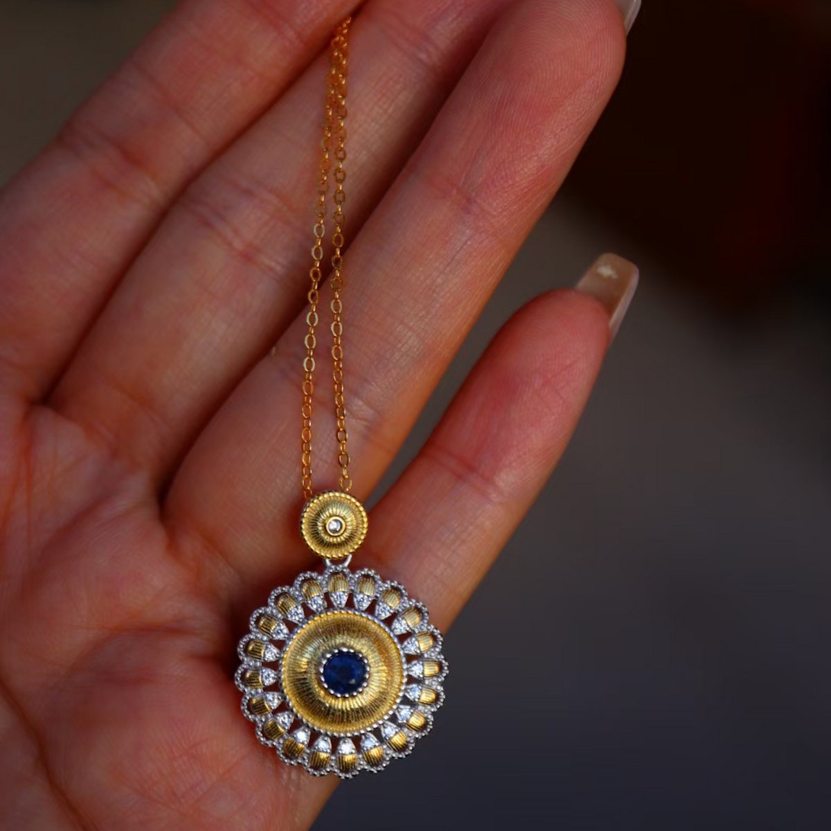 Collar de piedras preciosas de zafiro azul profundo de oro mágico - Oro