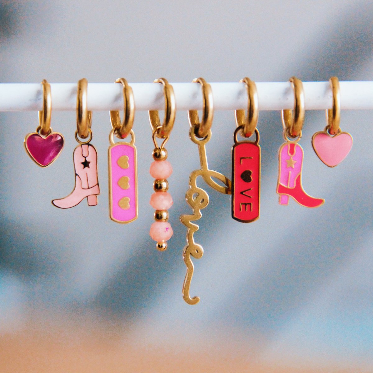 Pendientes de acero con etiqueta LOVE - rojo/oro