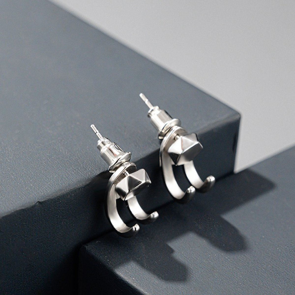 Uniek design oorstekers met dikke haakjes, zwart en zilver