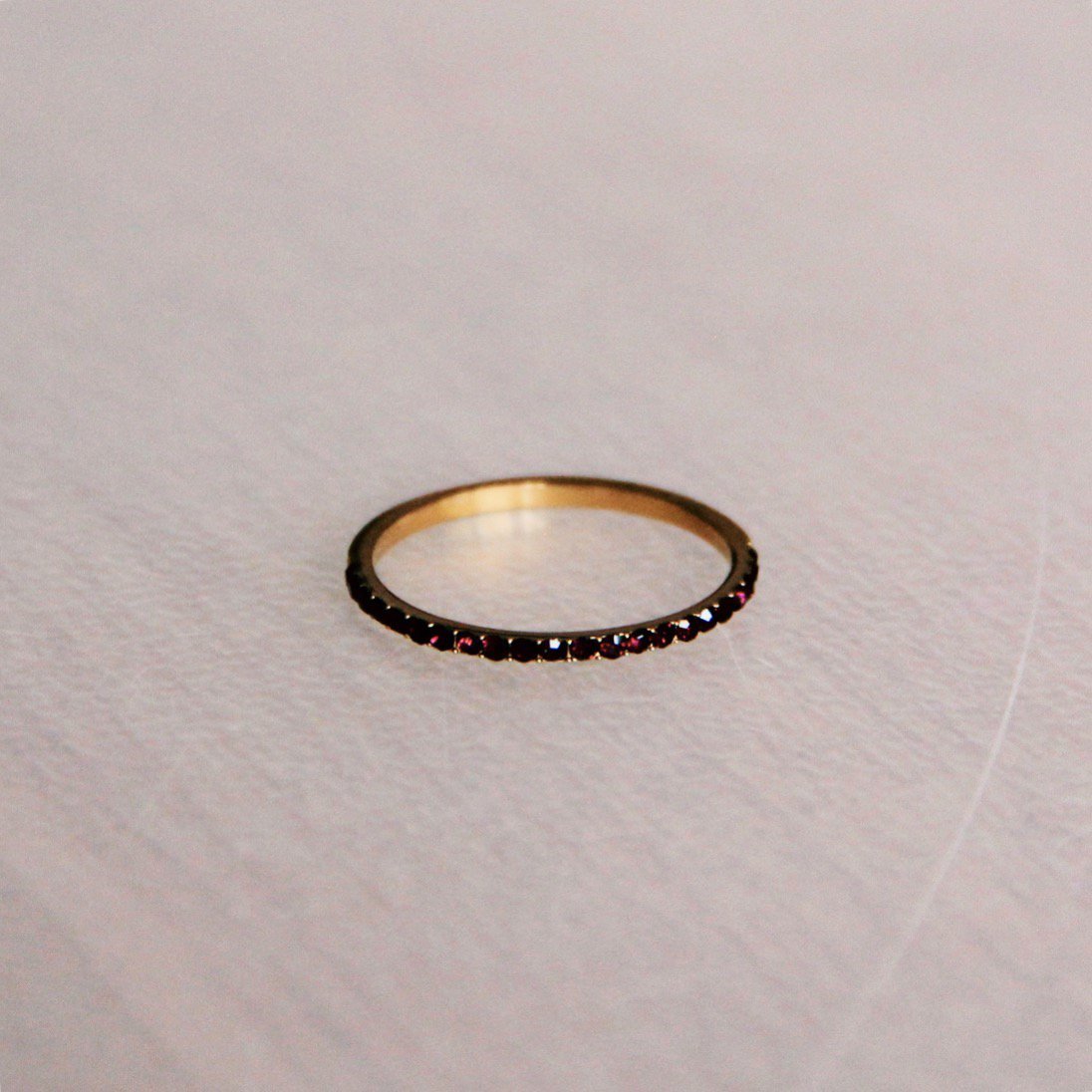 Stalen minimalistische ring mini zirkonia's - kleur donkerpaars/goud
