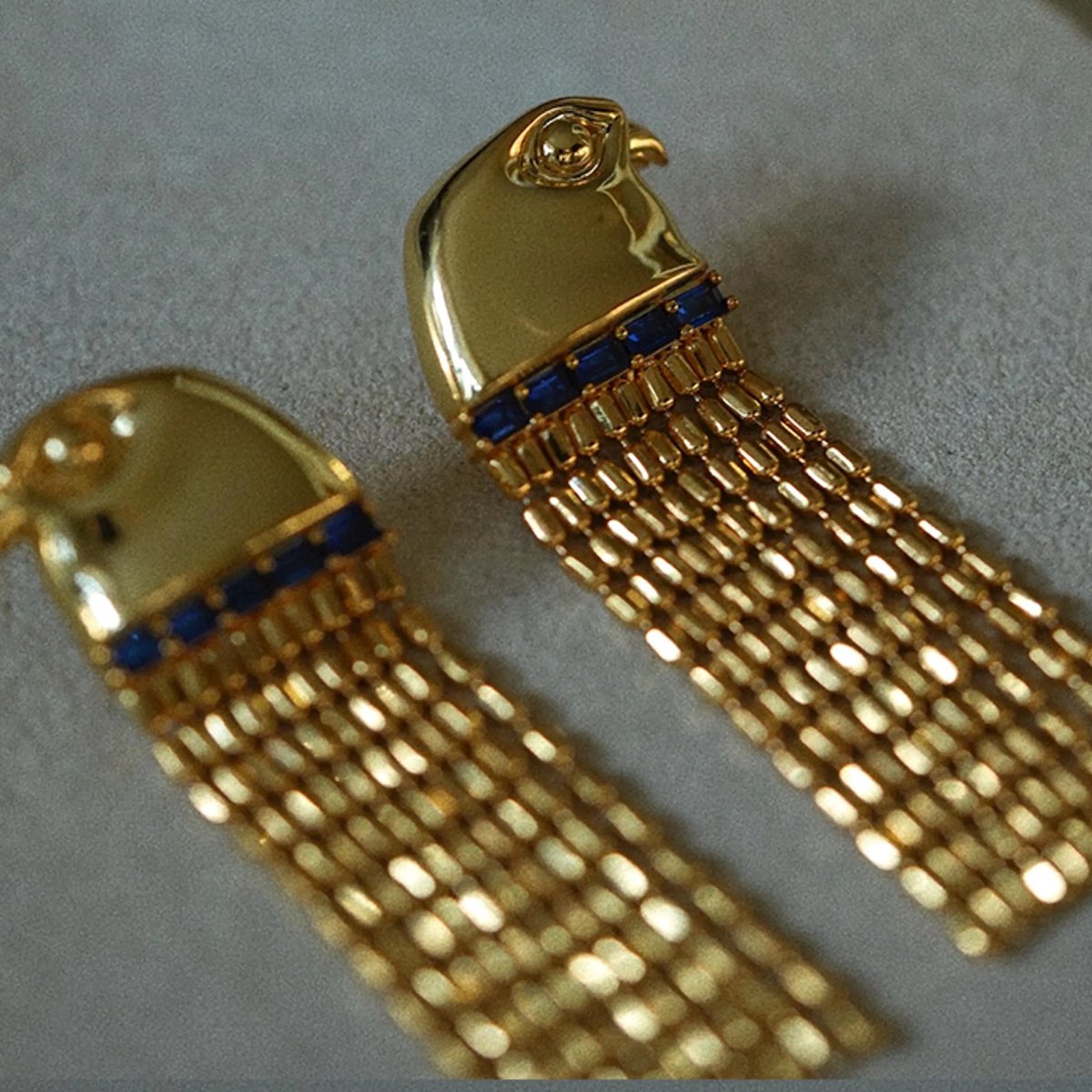 Oorbellen met adelaarskop en Egyptisch ontwerp met kwastjes - verguld