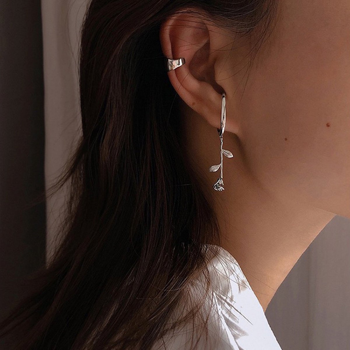 Rosa larga con Ear Cuff de hoja de una pieza - Oro o Plata 