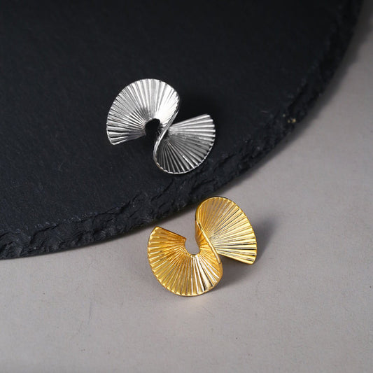 Uniek ontwerp, vloeiende, waaiervormige geometrische oorbellen - goud en zilver