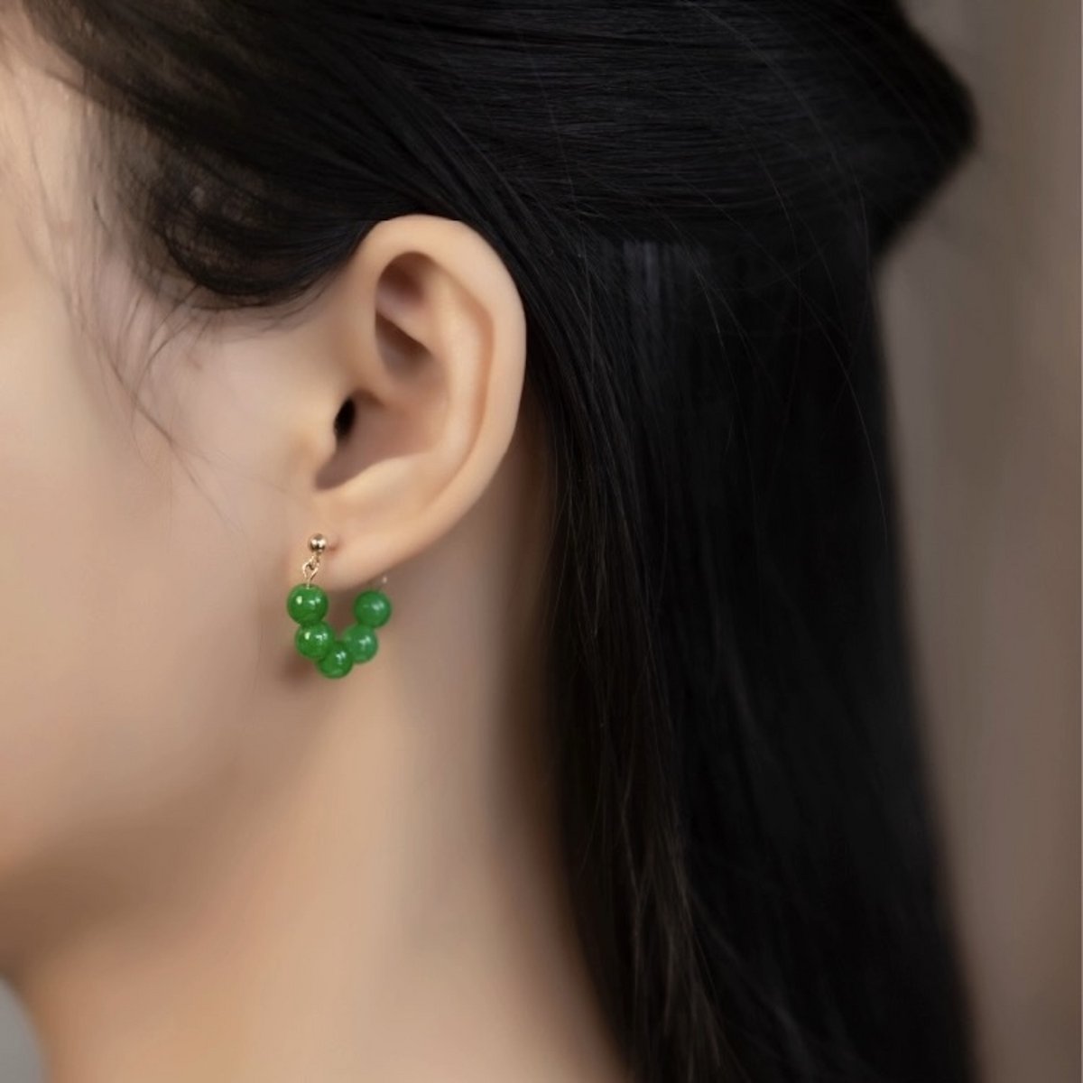 Schattige jade kralen kleine bloem hoepeloorbellen - goud vermeil