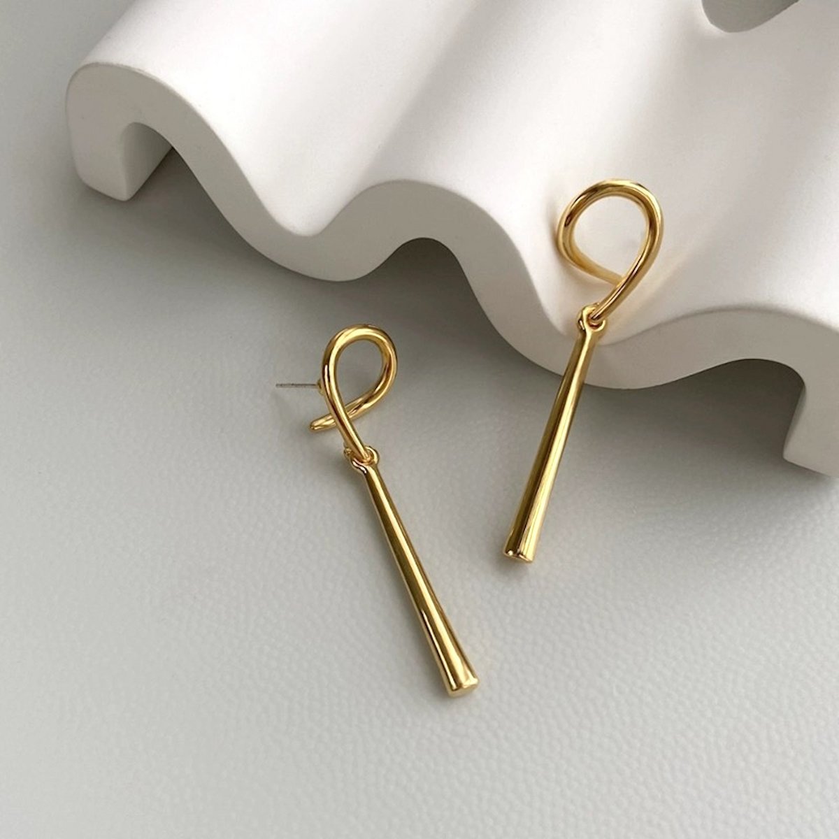 Lange Oorbellen met een Elegante Ronding - Goud