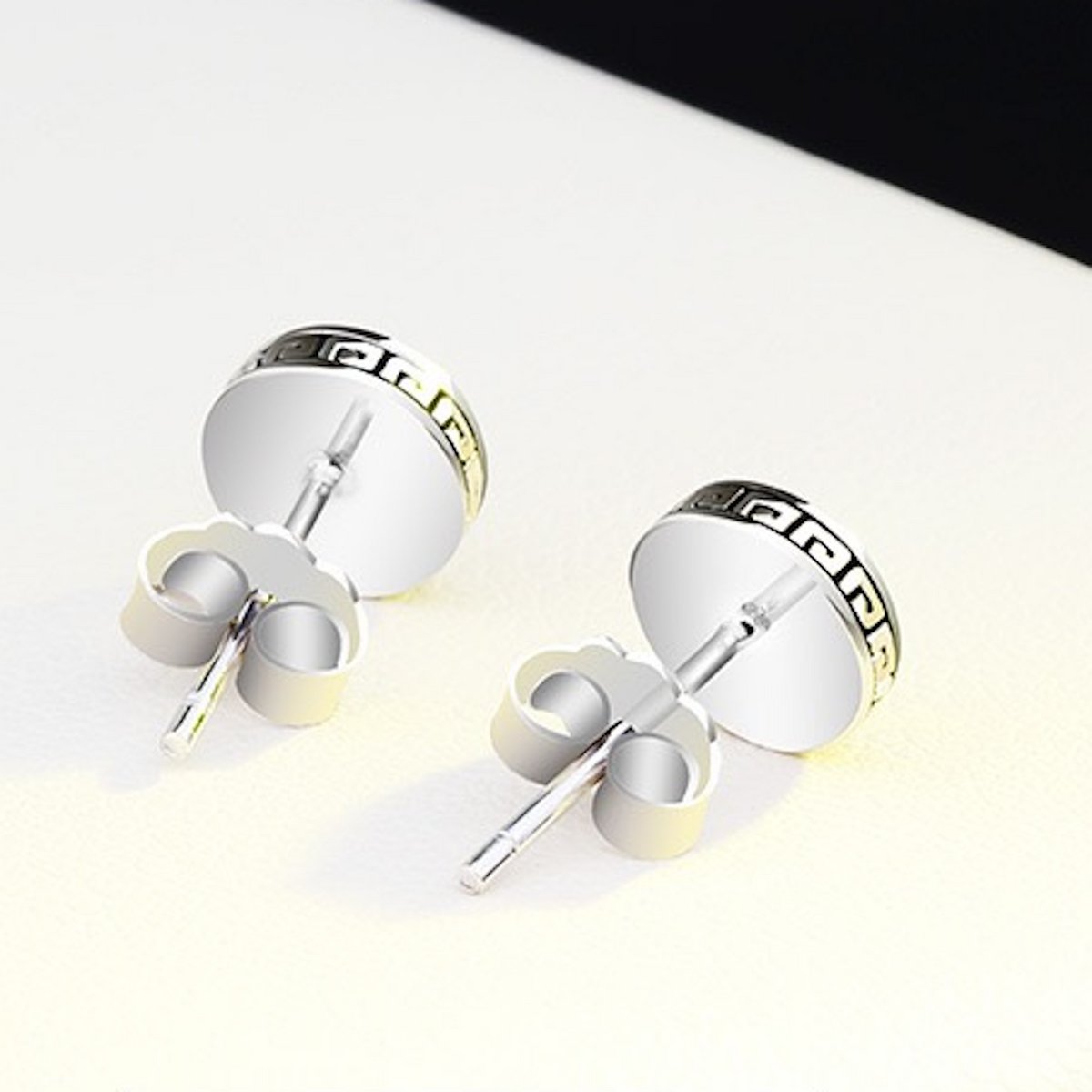 Tijdloos design zwarte emaille ronde oorstekers-sterling zilver