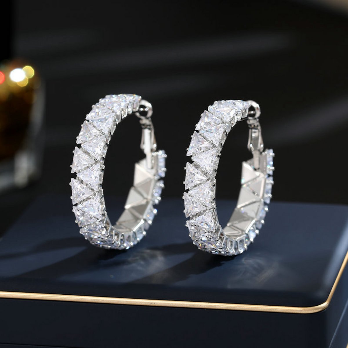 Luxe hoepeloorbellen met diamantlook
