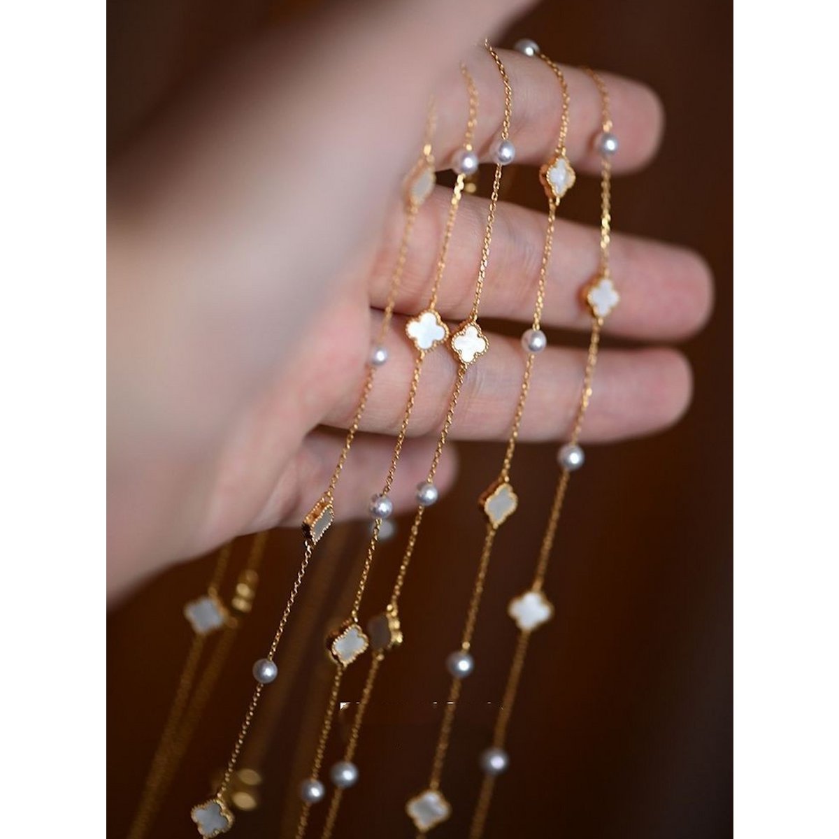 Elegante trébol de la suerte "Madre Perla" y perlas naturales de agua dulce.