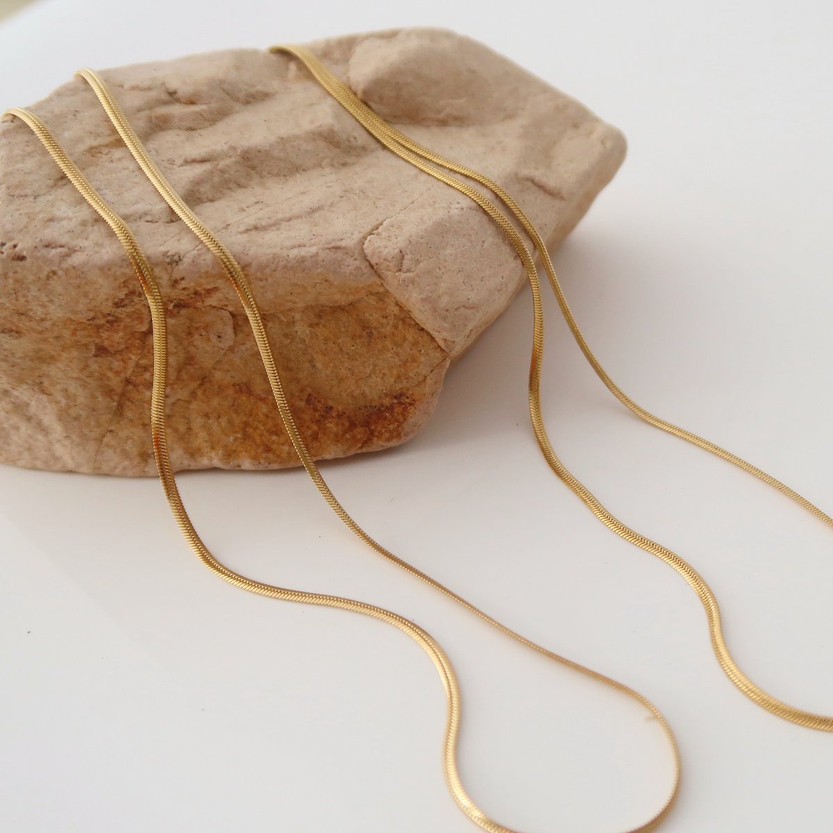 Versión delgada: collar clásico de cadena de hueso serpentina chapado en oro - plano - 1,2 mm de ancho