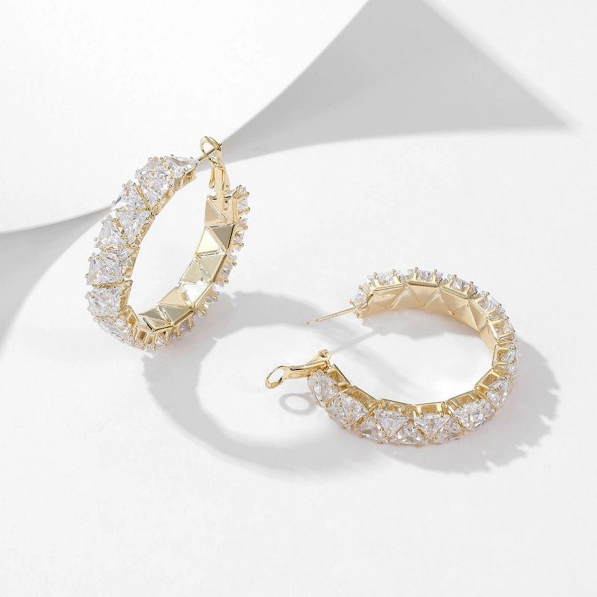 Luxe hoepeloorbellen met diamantlook